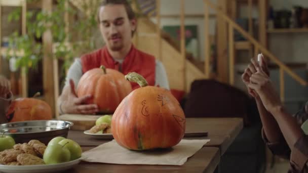 Unge damer udveksling markører for tegning og snak – Stock-video