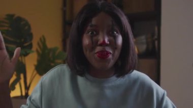 Genç bir kadın korkutuyor ve gülüyor.