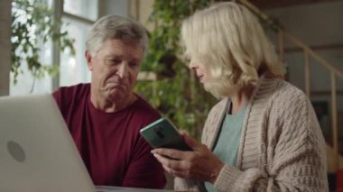 Karı koca internetten bir şey seçiyor. 