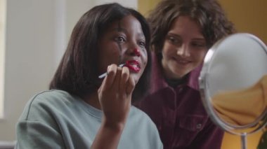 Güzel bir bayan cadılar bayramı makyajı çiziyor.