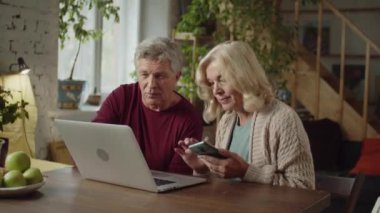 Evli bir çift internette bir şeyler arıyor. 