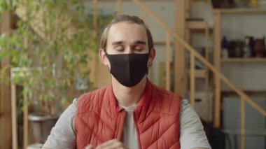 Yakışıklı bir adam koruyucu bir maske takıyor.