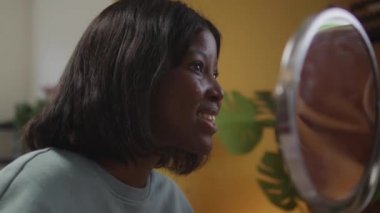 Genç bir bayan arkadaşına yağlı bez çiziyor.