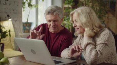 Masada oturan bir karı koca, arkadaşlarıyla konuşuyor. 