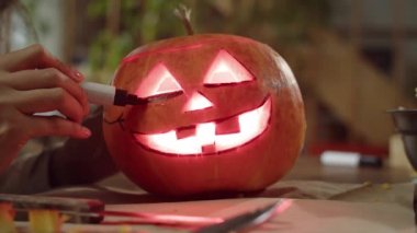 İçinde fener olan bir Cadılar Bayramı balkabağı.