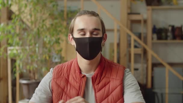 Un hombre guapo se está quitando una máscara protectora. — Vídeos de Stock