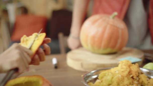 Красиві дівчата різьблять гарбузи разом — стокове відео