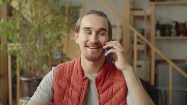 Красивий чоловік розмовляє з другом по телефону — стокове відео
