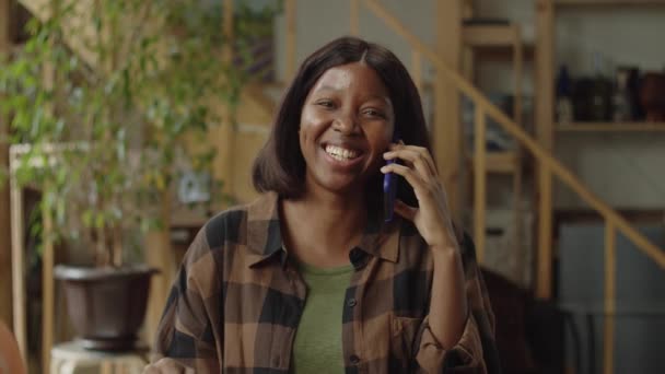 Krásná žena mluví se svým přítelem a usmívá se — Stock video