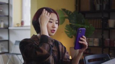 Genç bir bayan telefonda biriyle konuşuyordu. Yüksek kaliteli FullHD görüntüler