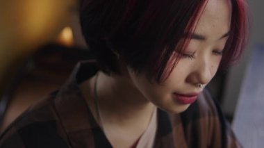 Genç bir kız telefonda bir şey izliyor. Yüksek kaliteli FullHD görüntüler