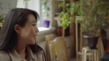 Cadılar bayramı balkabağı oyma ustası. Yüksek kaliteli FullHD görüntüler