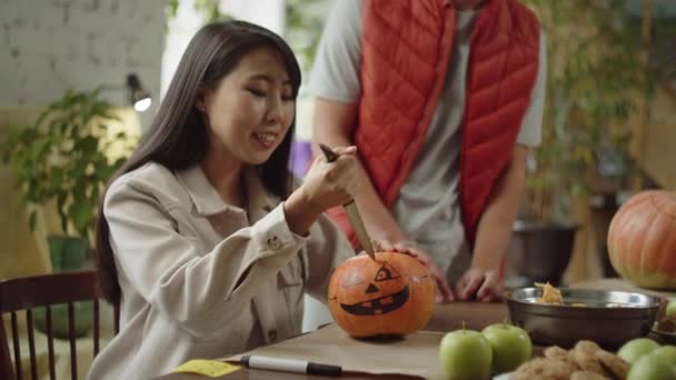 Uma Jovem Esculpe Uma Abóbora Para Halloween Imagens Alta Qualidade — Vídeo de Stock