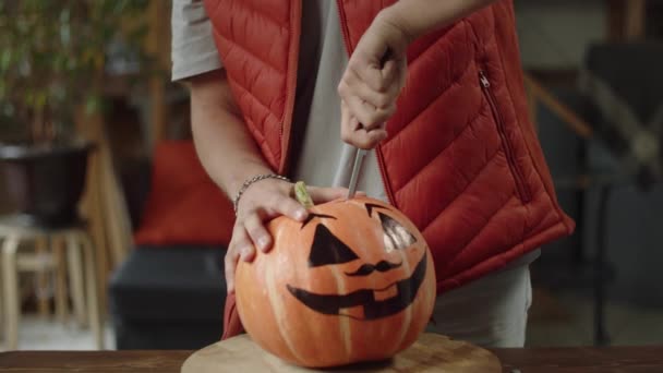 Cortando Topo Abóbora Halloween Close Imagens Fullhd Alta Qualidade — Vídeo de Stock