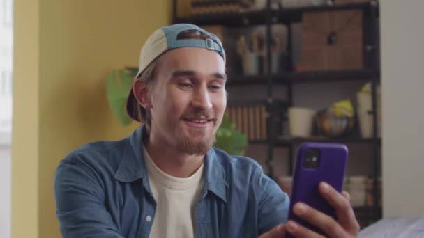 Homem Bonito Está Falar Com Amigo Telefone Imagens Alta Qualidade — Vídeo de Stock