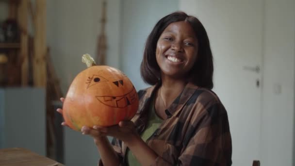 Μια Νεαρή Κοπέλα Κρατάει Μια Κολοκύθα Και Χαμογελάει Υψηλής Ποιότητας — Αρχείο Βίντεο