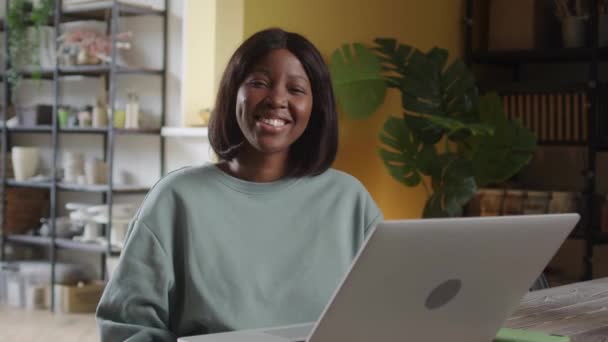 Una Señora Está Mirando Cámara Sonriendo Imágenes Alta Calidad — Vídeo de stock