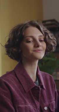 Çekici bir bayan poz veriyor ve telefonda selfie çekiyor. Yüksek kaliteli FullHD görüntüler