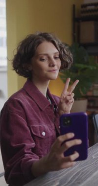 Güzel bir kız poz veriyor ve fotoğraf çekiyor. Yüksek kaliteli FullHD görüntüler