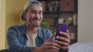 Yakışıklı bir adam telefonda arkadaşıyla konuşuyordu. Yüksek kalite 4k görüntü