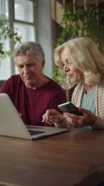 Evli bir çift internette bir şey arıyor. Yüksek kaliteli FullHD görüntüler