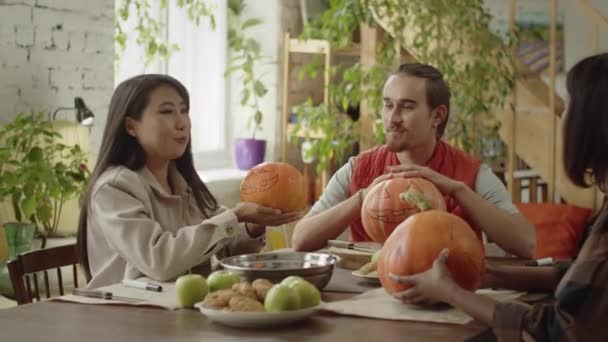 Amigos Estão Sentados Mesa Falar Das Suas Abóboras Dia Das — Vídeo de Stock