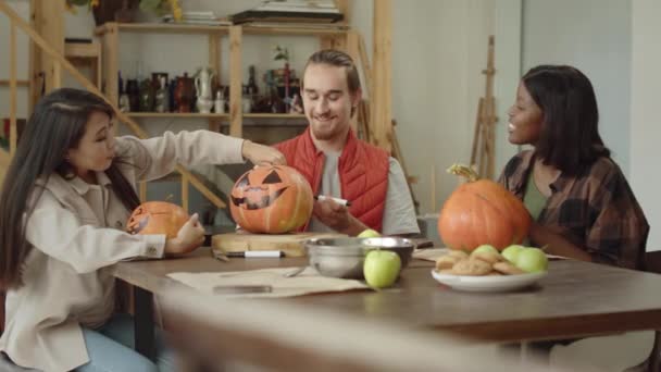 Homem Está Preenchendo Lacuna Sua Abóbora Halloween Meninas Estão Olhando — Vídeo de Stock