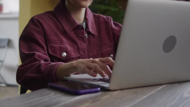 Een Volwassen Dame Hard Aan Het Werk Hoge Kwaliteit Beeldmateriaal — Stockvideo