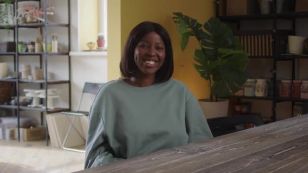 Une Dame Regarde Caméra Sourit Images Haute Qualité — Video