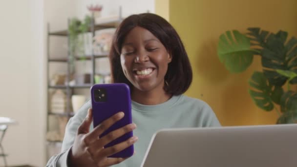 Egy Fiatal Hölgy Beszél Valakivel Telefonban Kiváló Minőségű Fullhd Felvételek — Stock videók