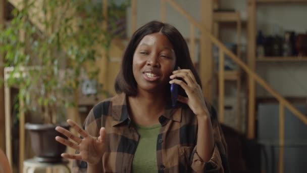 Μια Όμορφη Γυναίκα Χαμογελάει Ενώ Μιλάει Στο Τηλέφωνο Υψηλής Ποιότητας — Αρχείο Βίντεο