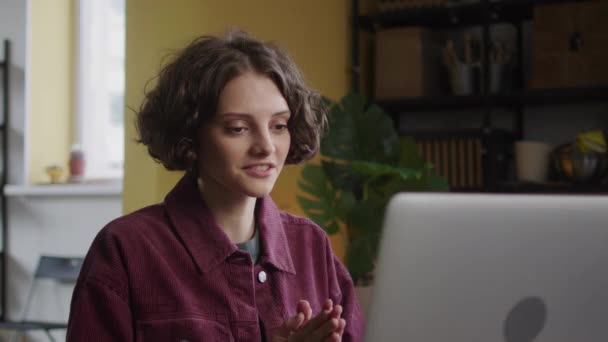 Egy Gyönyörű Lány Beszél Barátjával Interneten Kiváló Minőségű Fullhd Felvételek — Stock videók