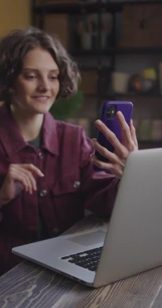Uma Jovem Está Falar Com Alguém Telefone Imagens Fullhd Alta — Vídeo de Stock