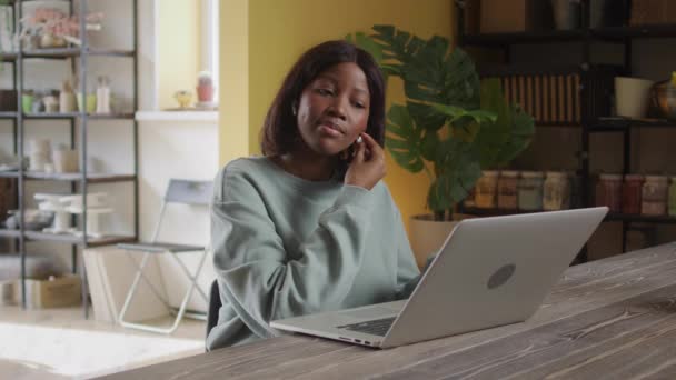 Μια Νεαρή Γυναίκα Μιλάει Κάποιον Στο Διαδίκτυο Υψηλής Ποιότητας Υλικό — Αρχείο Βίντεο