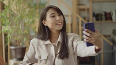 Yakışıklı bir bayan fotoğraf çekiyor. 