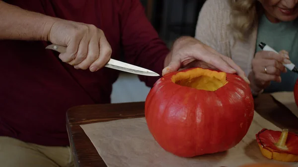 Mujer joven toma una rebanada de calabaza de la mesa y sabe — Foto de Stock