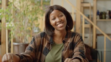 Genç bir kadın koruyucu bir maske takıyor.