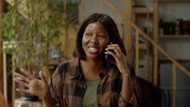  Güzel bir kadın telefonda konuşurken gülümsüyor.