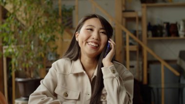  Güzel bir kadın arkadaşıyla konuşuyor ve gülümsüyor.