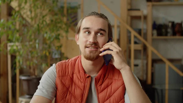 En ung man pratar med sin vän i telefon. — Stockfoto