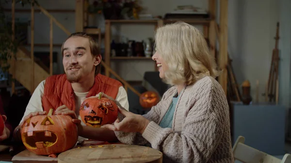 Les parents âgés et leur fils montrent des citrouilles d'Halloween faites à la main sur la vidéo — Photo