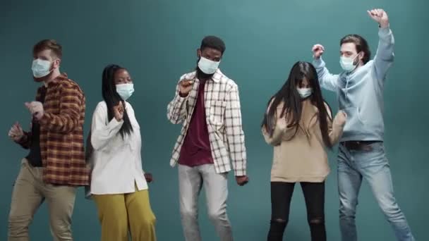 Melhores amigos em máscaras protetoras em seus rostos estão dançando em câmera lenta — Vídeo de Stock