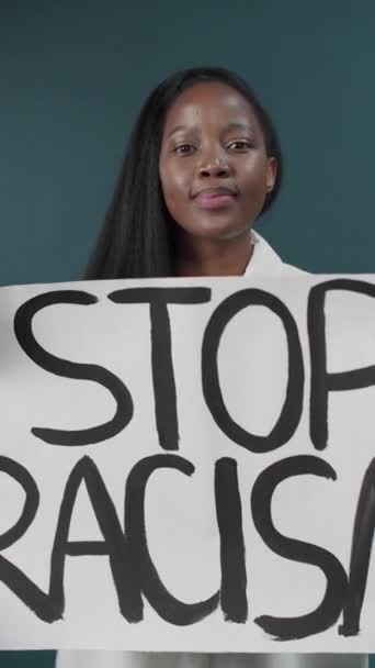 Gadis hitam cantik memegang tanda protes Berhenti rasisme — Stok Video