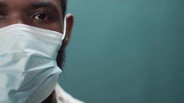 Adam maskesini çıkarıp atıyor ve bundan memnun olduğunu gösteriyor.