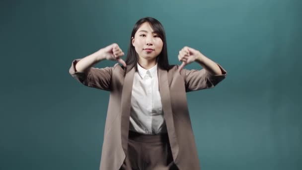 Een jonge mooie vrouw is gebaren aan het maken en kijkt naar de camera — Stockvideo