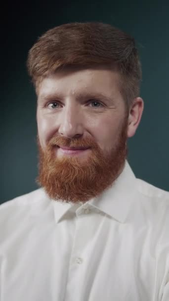 Retrato de un hombre barbudo rojo en blanco clásico camiseta haciendo caras — Vídeos de Stock