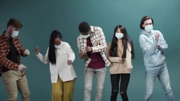 Лучшие друзья в защитных масках на лицах танцуют энергично — стоковое видео