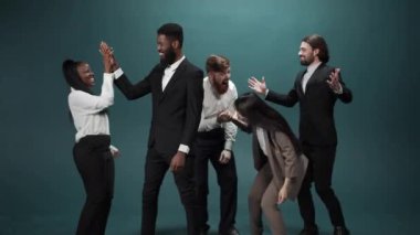 Klasik kostümlü gençler başarılı iş projesini kutluyorlar