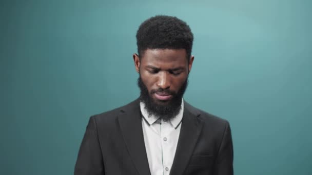 En afrikansk affärsman tittar igenom dokument och kastar bort det aggressivt — Stockvideo