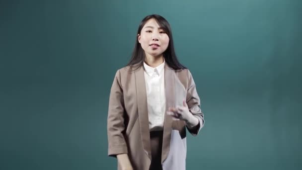 Egy gyönyörű ázsiai irodai munkás fontos ügyekről beszél. — Stock videók